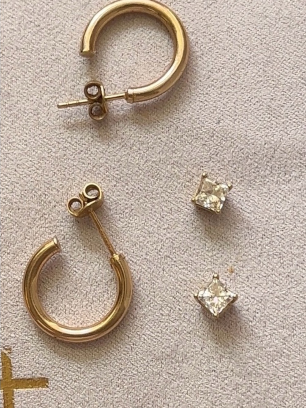 Stud Earrings - Gold/Moissanite